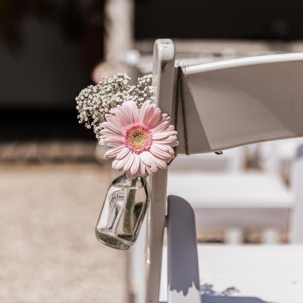 trouwceremonie versiering stoel trouwlocatie Groningen