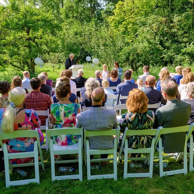 Buiten trouwen trouwlocatie Groningen Allersmaborg boomgaard